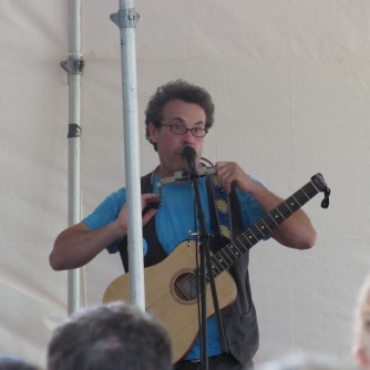 Eric Litwin leads the audience in Four Groovy Buttons